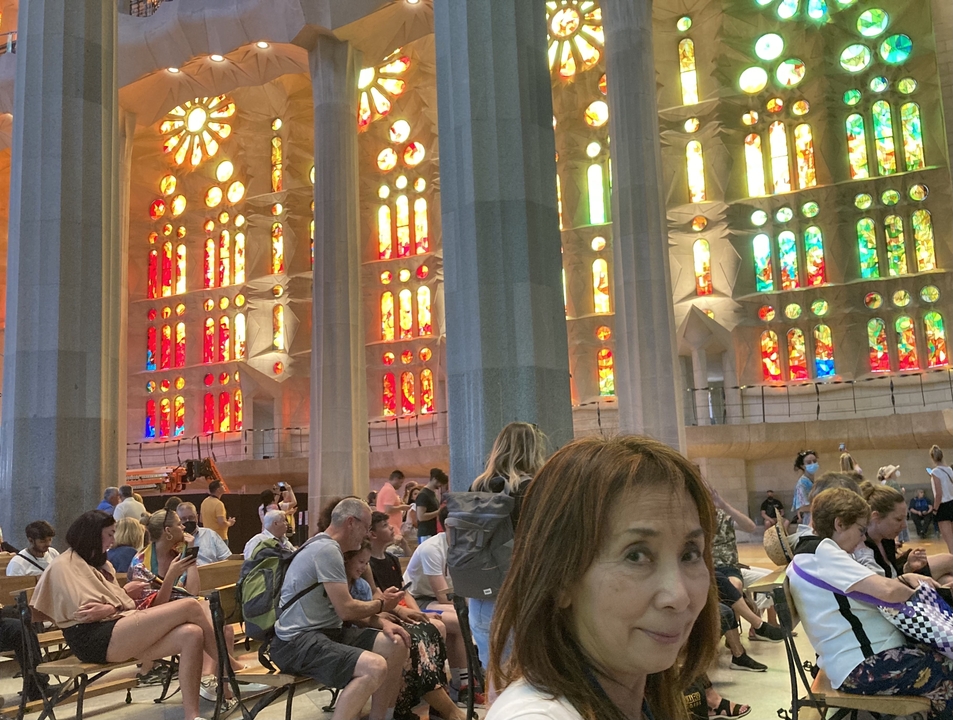 Vue intérieure d'une cathédrale colorée avec des personnes.