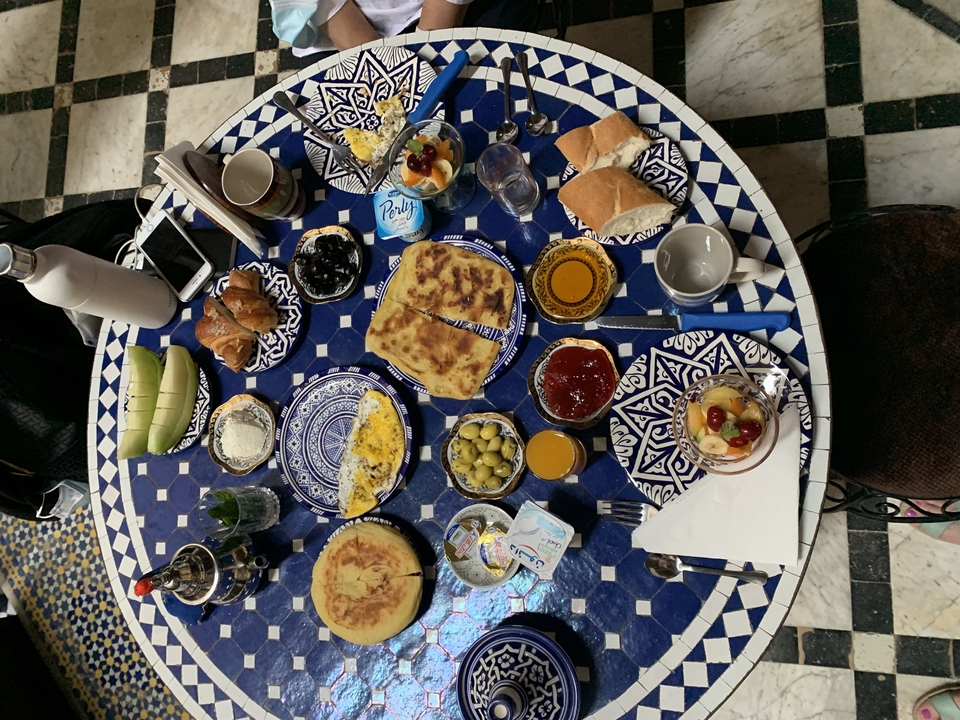 Table avec divers plats et boissons traditionnels marocains.