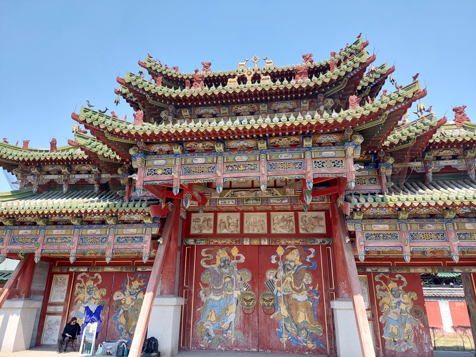 Façade de temple élaborée avec des motifs culturels.