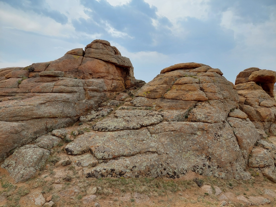 Formations rocheuses dans un paysage aride.