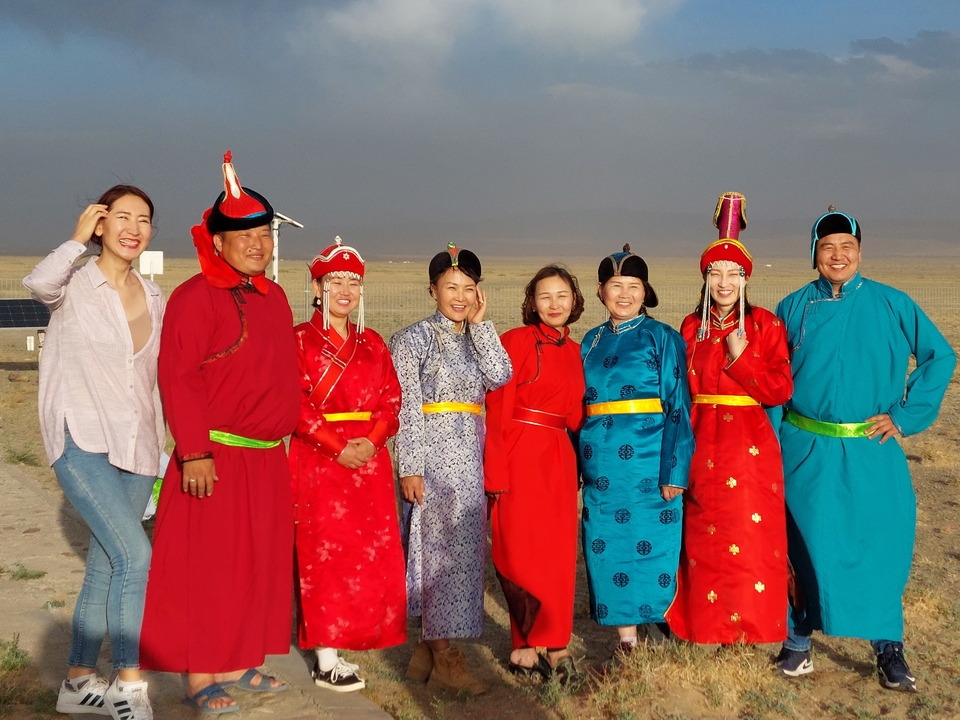 Campement de yourtes dans un paysage de plaines mongoles.