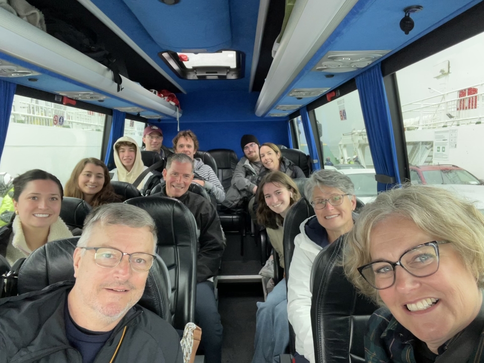 Groupe à l'intérieur d'un autocar de tourisme, souriant et assis