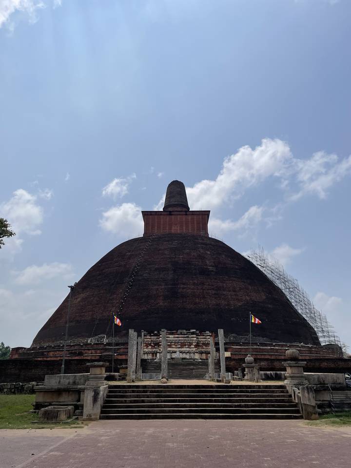 Grand stupa ancien sous un ciel dégagé.