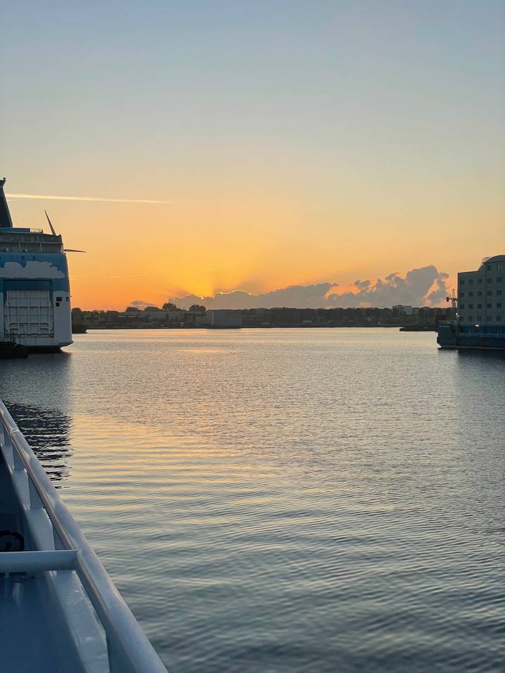 Coucher de soleil sur une étendue d'eau calme.