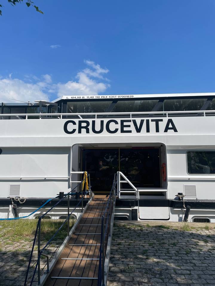 Bateau de croisière nommé Crucevita amarré.