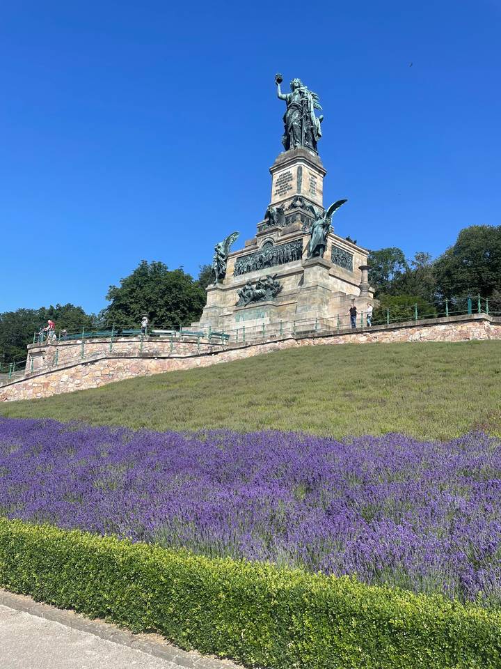 Monument avec des plants de lavande environnants dans un jardin.
