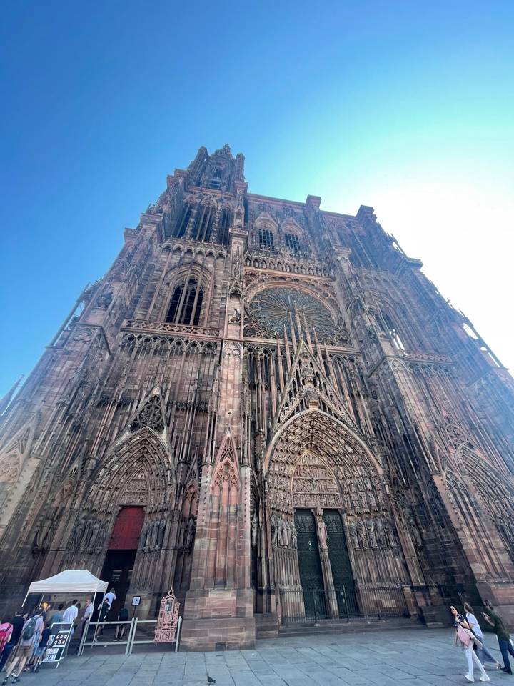 Cathédrale emblématique aux détails architecturaux complexes.