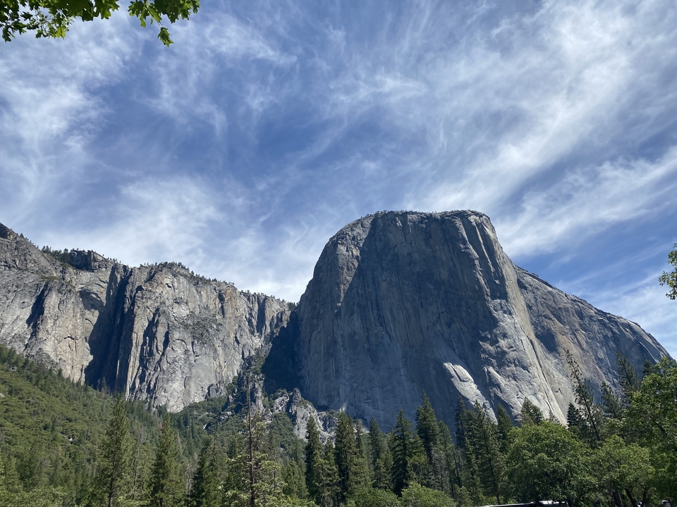 Un paysage montagneux majestueux dans le parc national de Yosemite.
