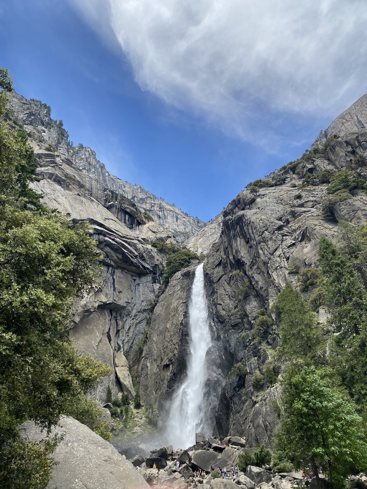 Une cascade qui dévale entre des falaises rocheuses dans le parc national de Yosemite.