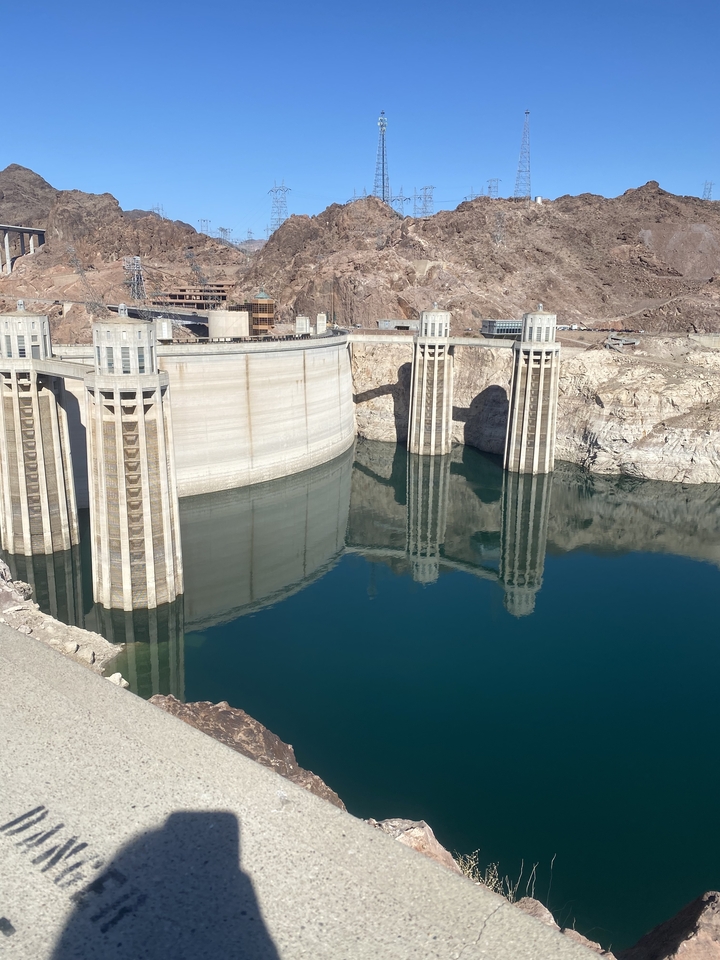 Un barrage avec des reflets dans l'eau calme.