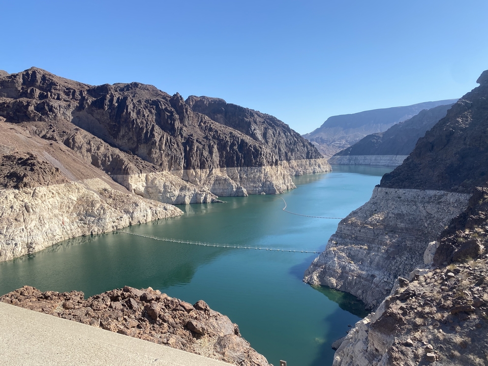 Une rivière qui coule à travers un canyon avec des montagnes en arrière-plan.