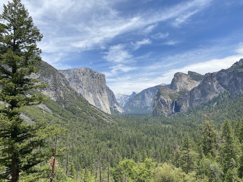 Une vue panoramique du paysage montagneux de Yosemite.