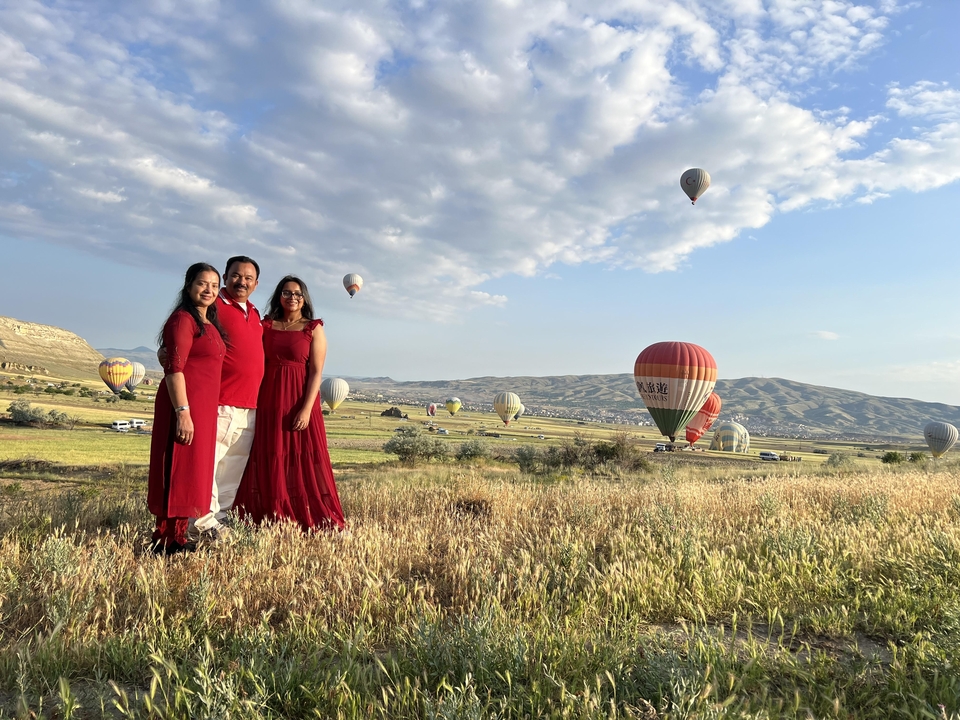 Famille posant avec des montgolfières en Cappadoce.