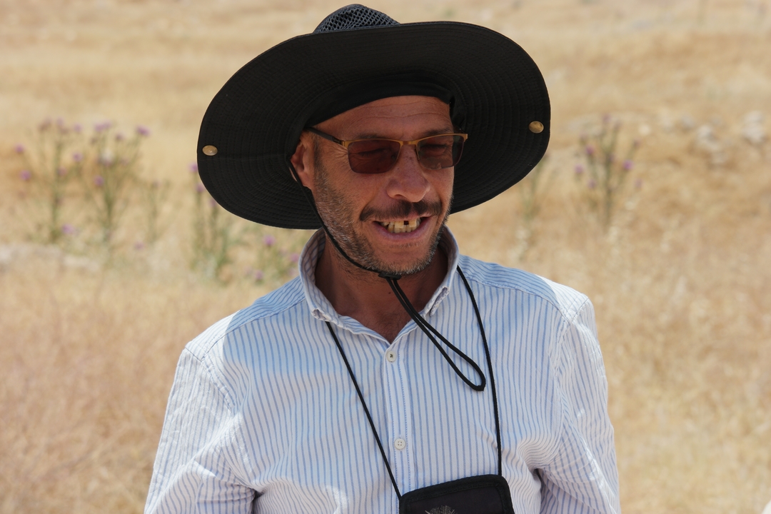 Homme au chapeau à large bord à l'extérieur.