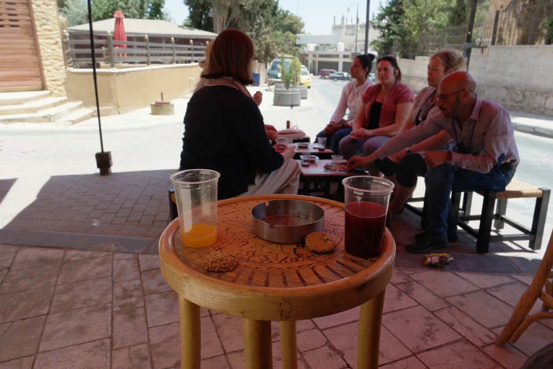 Des personnes se sont rassemblées autour d'une table avec des boissons.