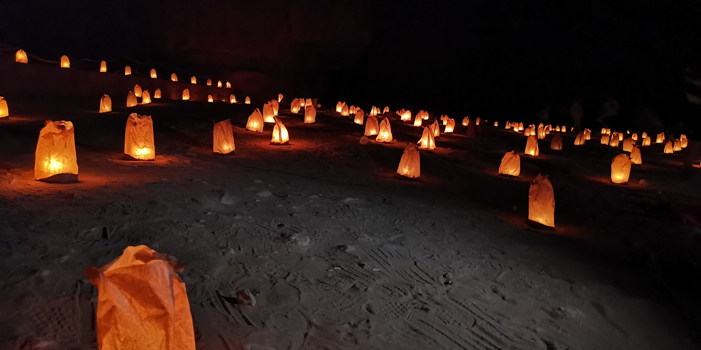 Lanternes éclairées à la bougie sur le sable à Pétra by night.