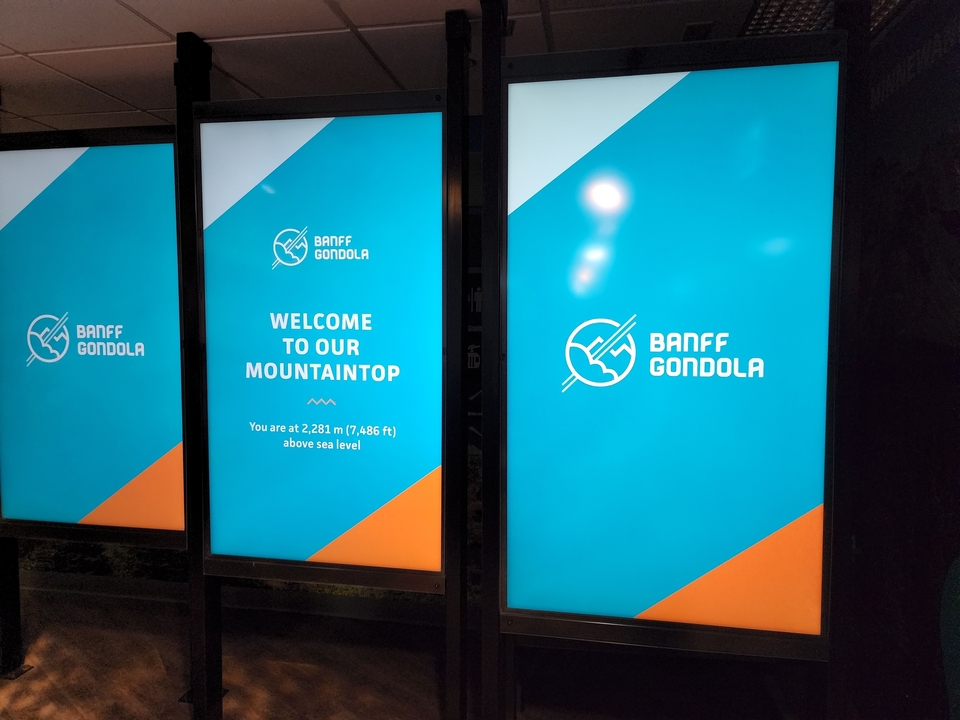 Panneau d'entrée du téléphérique de Banff indiquant l'altitude.