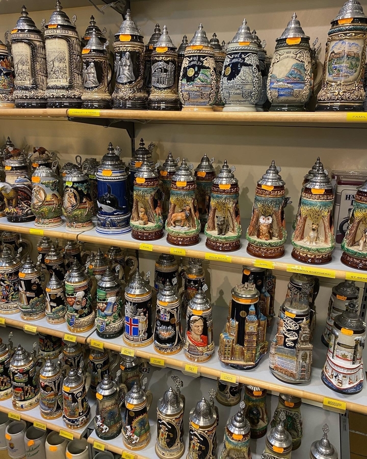 Des étagères de chopes à bière décoratives.