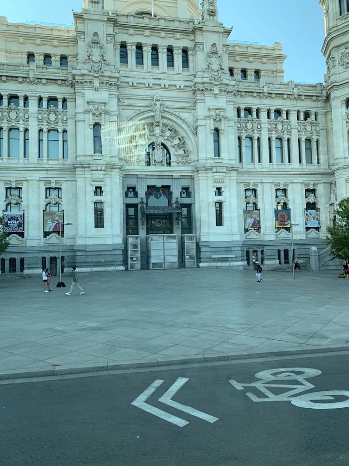 Élégant bâtiment historique avec rue devant.
