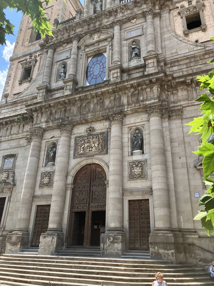 Façade d'un bâtiment historique avec escaliers.