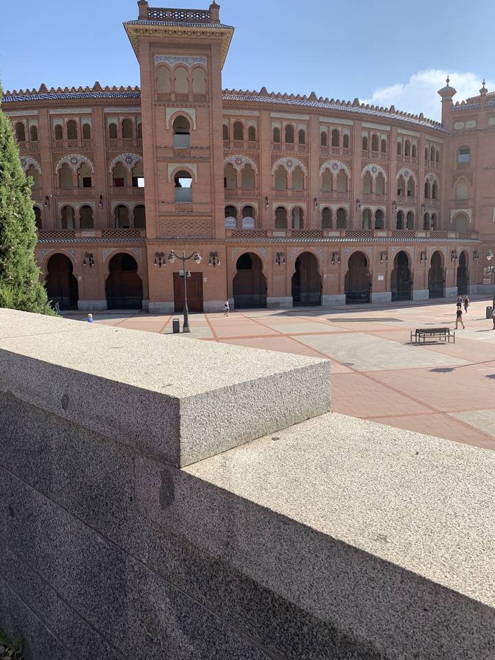 Plaza de Toros avec quelques personnes autour.