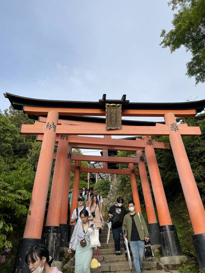 Visiteurs à une entrée de portique torii.