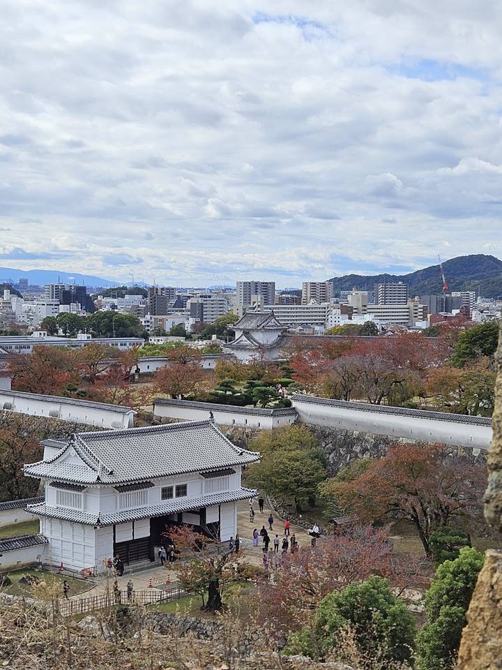 Vue aérienne d'une ville et du château de Himeji.