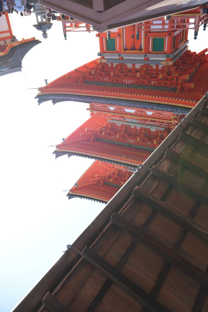 Portique traditionnel japonais vu en contre-plongée.