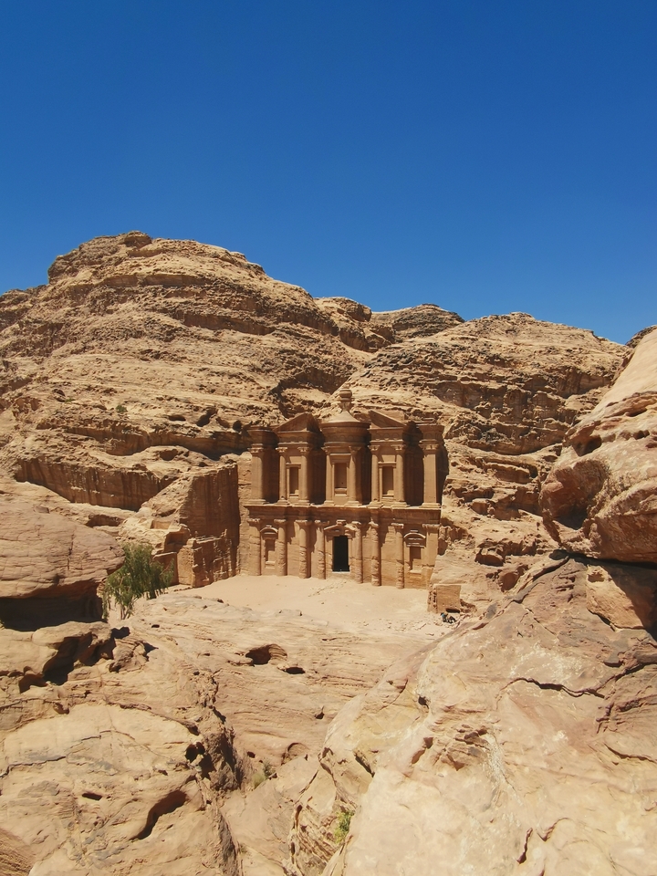 Le Monastère à Pétra, une structure ancienne taillée dans la roche.