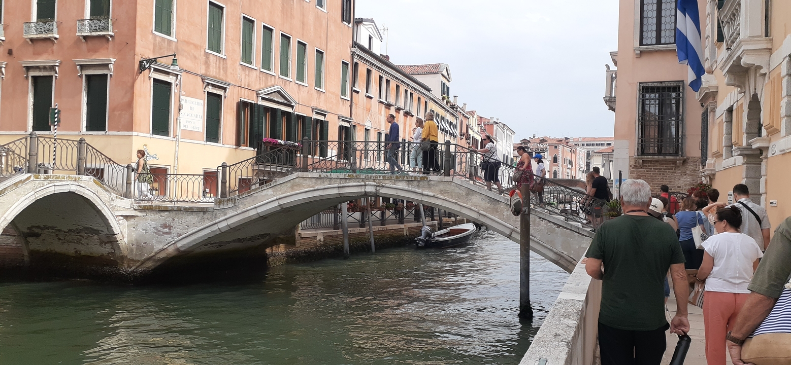 Personnes marchant sur un pont au-dessus d'un canal