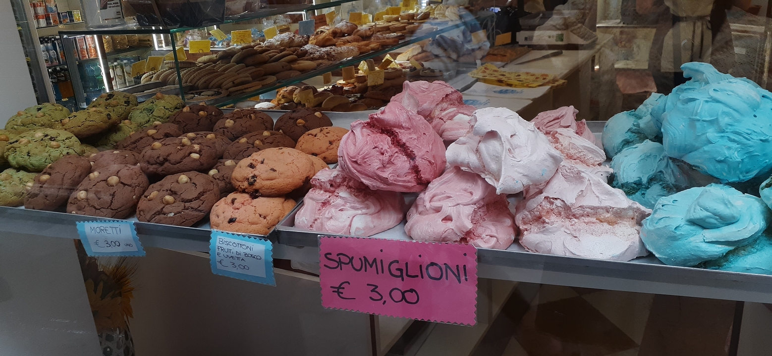 Vitrine de pâtisseries colorées et de meringues dans une boutique