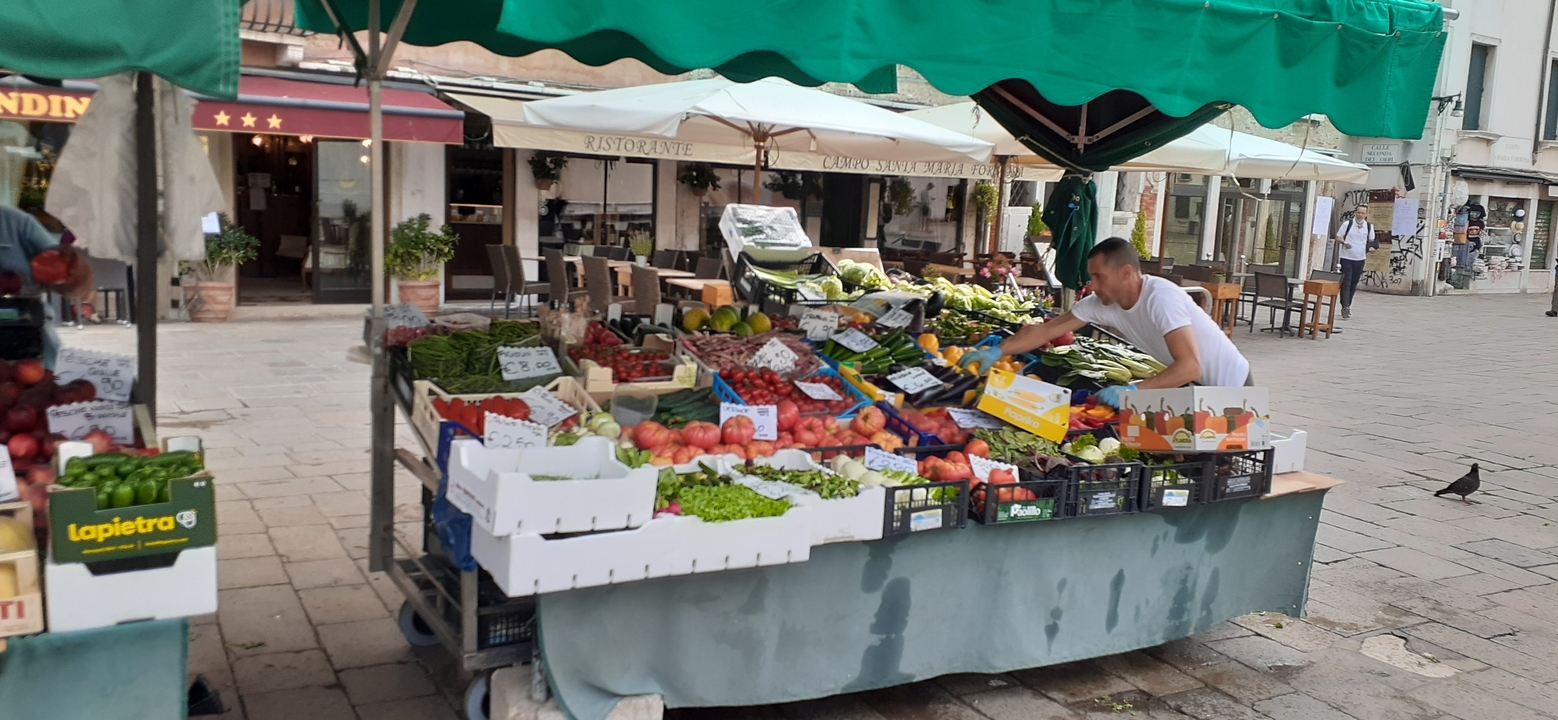 Étal de marché vendant des fruits et légumes frais.