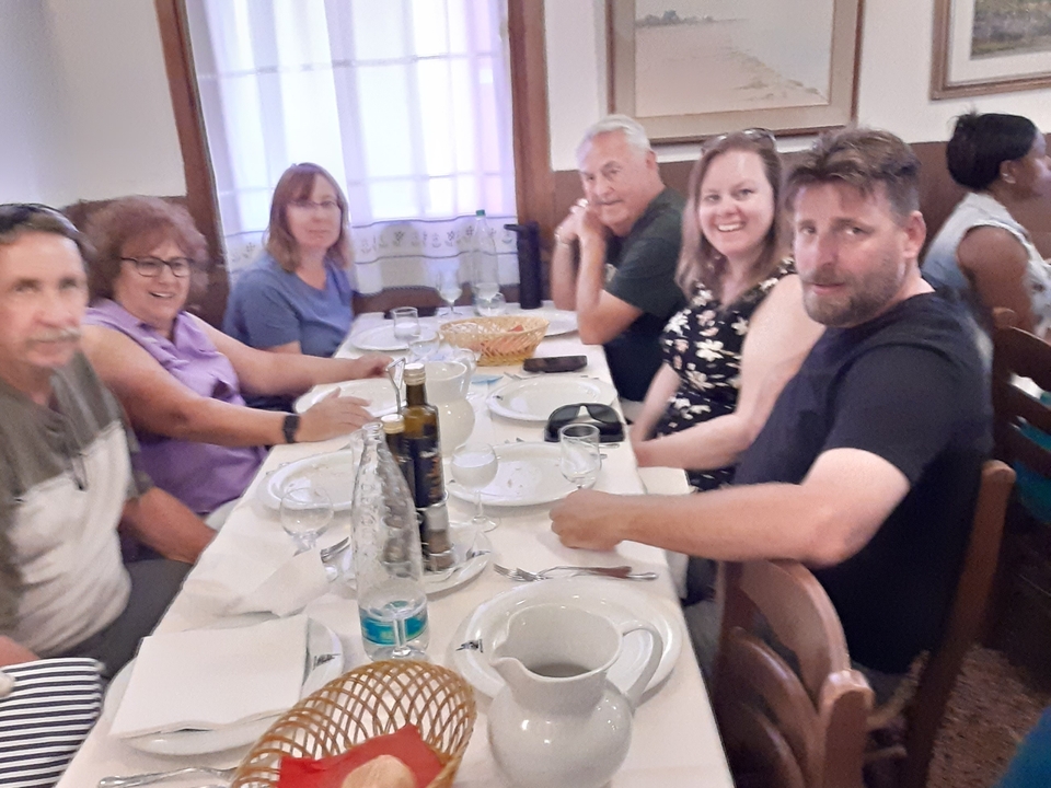 Groupe de personnes assises à une table de restaurant.