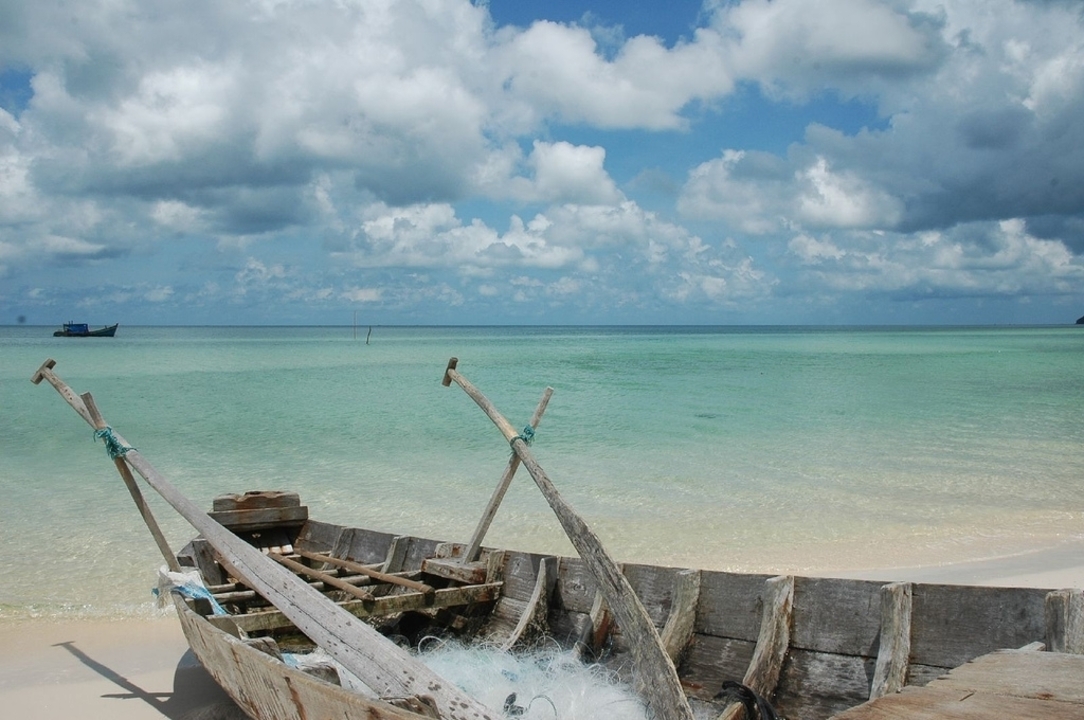 Vieux bateau en bois sur un rivage côtier