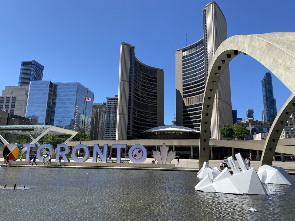 Paysage urbain de Toronto avec des bâtiments modernes et le panneau Toronto.