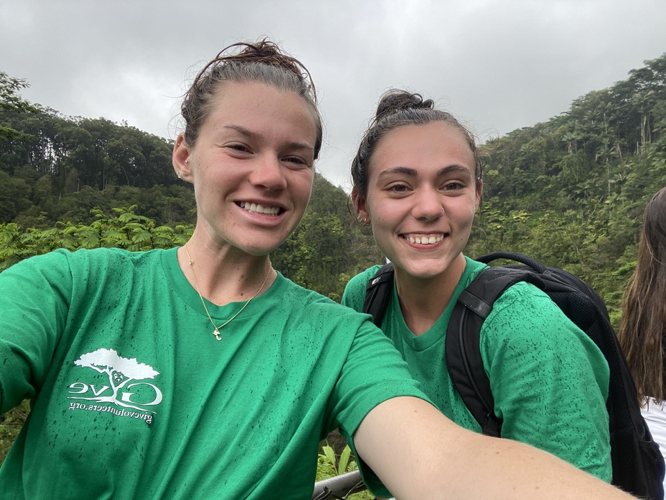 Deux personnes prenant un selfie dans un cadre forestier.