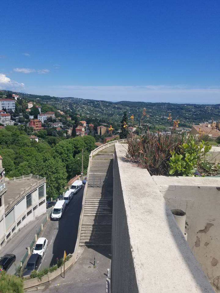 Vue depuis un toit avec un paysage pittoresque au loin.