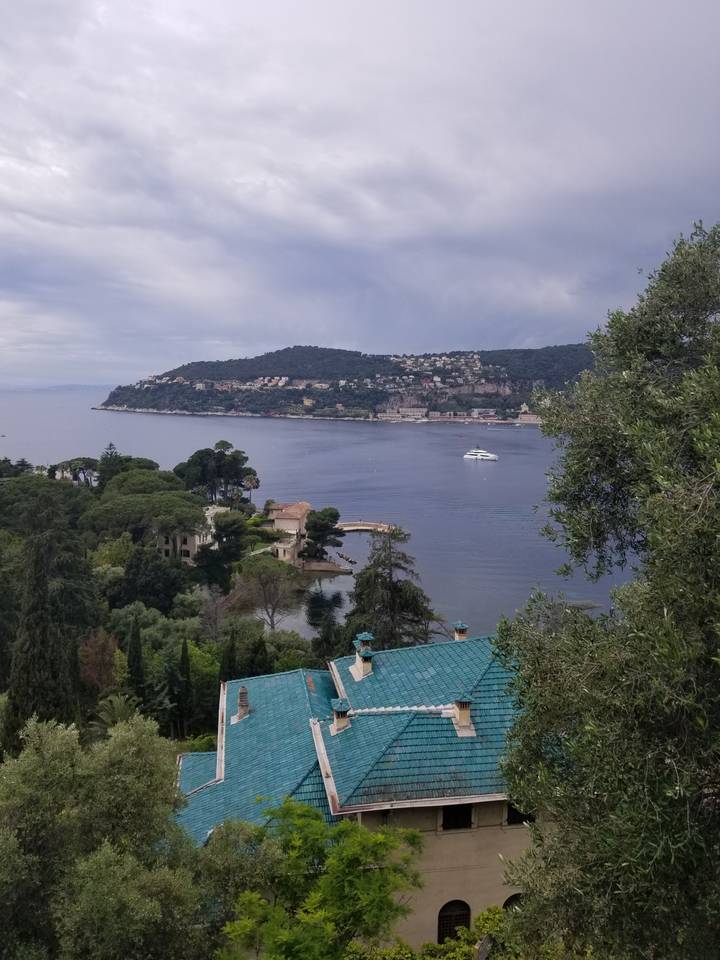 Vue panoramique d'une ville côtière avec des bâtiments et un littoral.