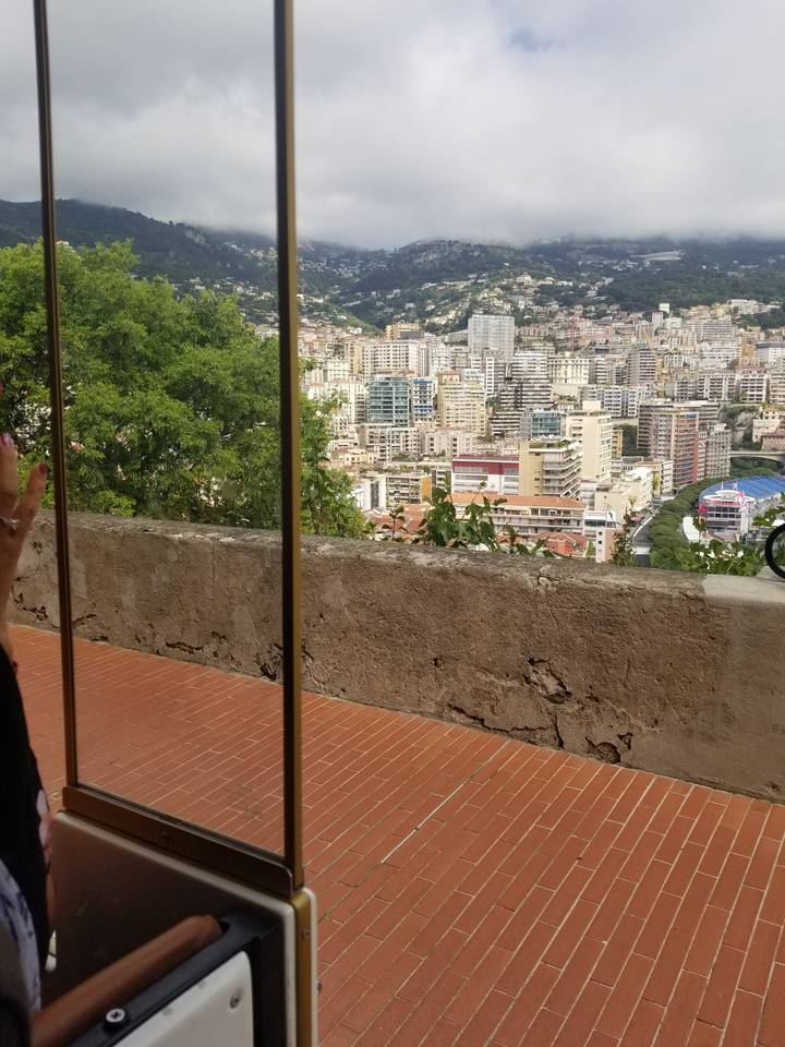 Vue urbaine depuis un point de vue élevé avec des bâtiments et le ciel.