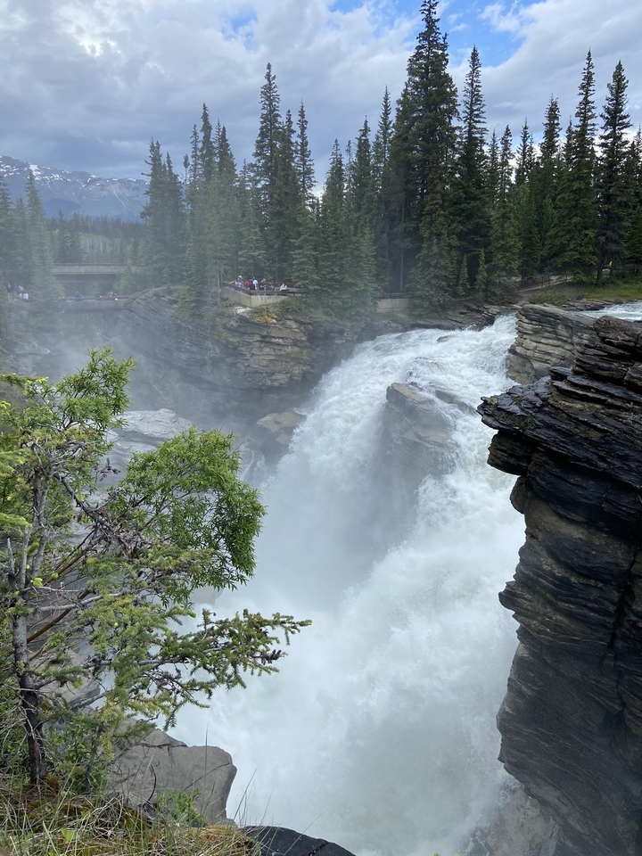 Cascade avec des touristes sur un point de vue.