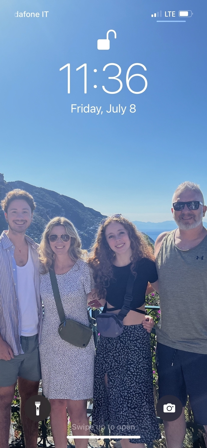 Famille posant avec un paysage montagneux en arrière-plan.