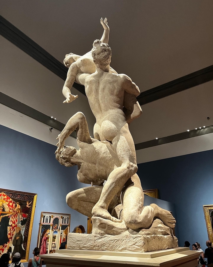 Sculpture exposée dans une pièce vivement éclairée.