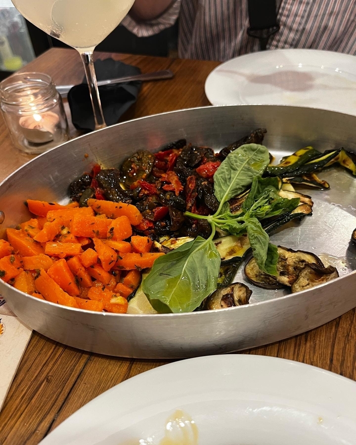 Plat de légumes aux carottes, courgettes et herbes.