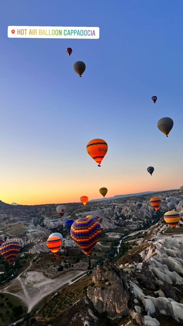 Montgolfières flottant dans le ciel au lever du soleil en Cappadoce.