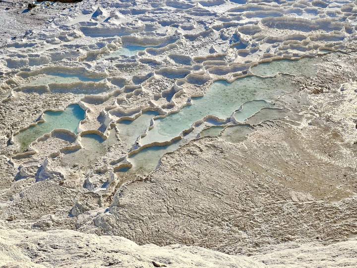 Terrasses minérales avec eau bleue à Pamukkale.