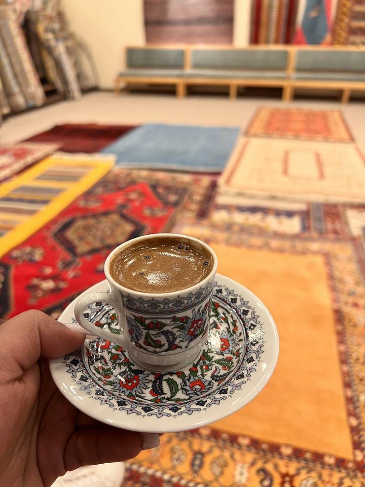 Tasse à café décorative avec fond de tapis turc.