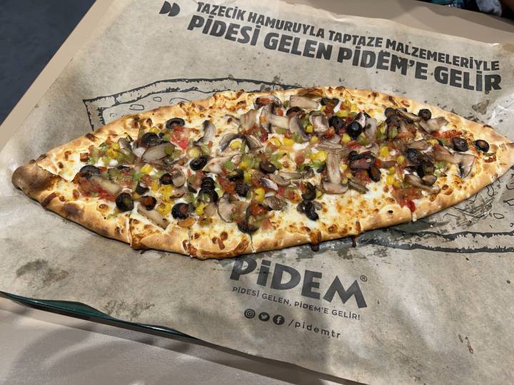 Pide turc sur un papier de service.