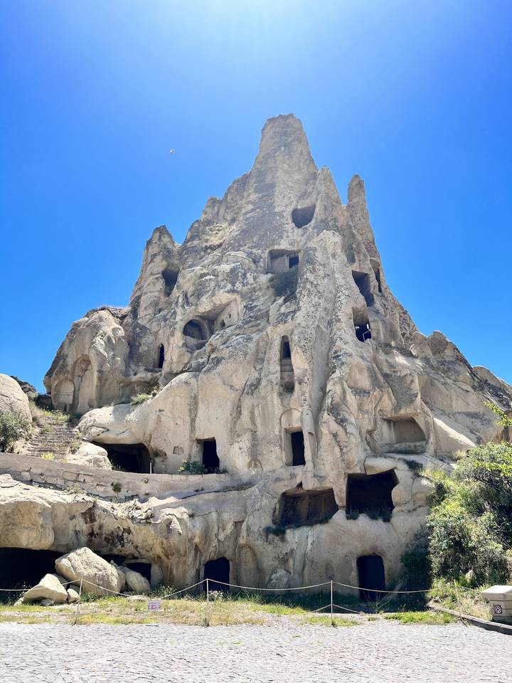 Architecture rupestre ancienne avec de multiples ouvertures.