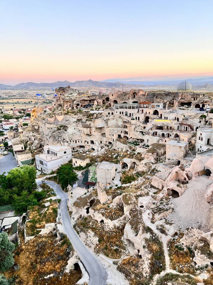 Habitations troglodytiques construites dans une colline rocheuse.