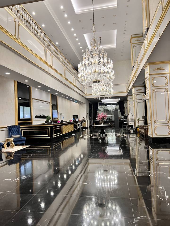 Lobby d'hôtel luxueux avec lustres et décoration élégante.